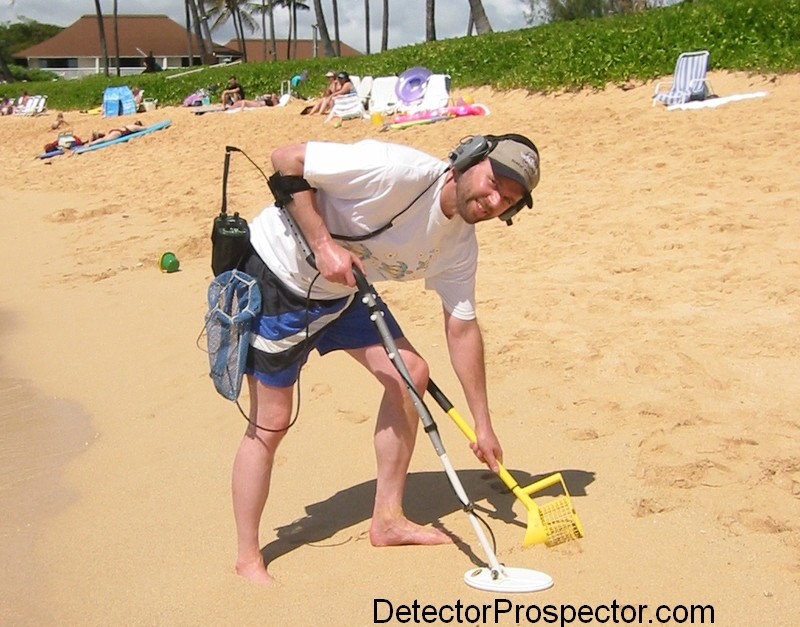 Steve with Garrett Infinium on the beach trying 10" x 5" elliptical DD coil