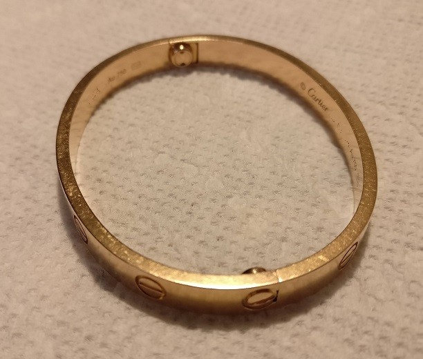 Permanent Jewelry Locks In Customers Sets Off Metal Detectors  WSJ