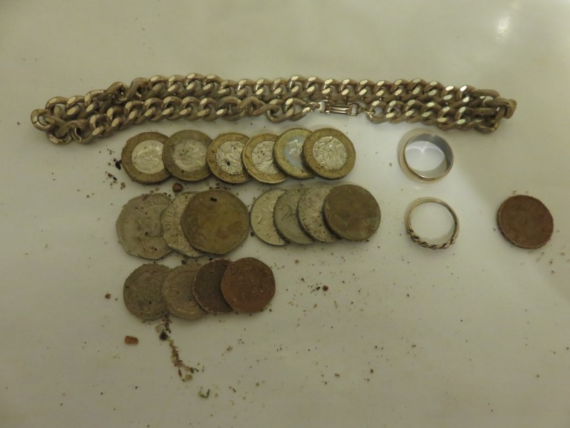32) £9.20p PLUS 9K 5.6G AND 9K 2.6G GOLD RINGS FOUND 08-07-23  EQ. 9.JPG